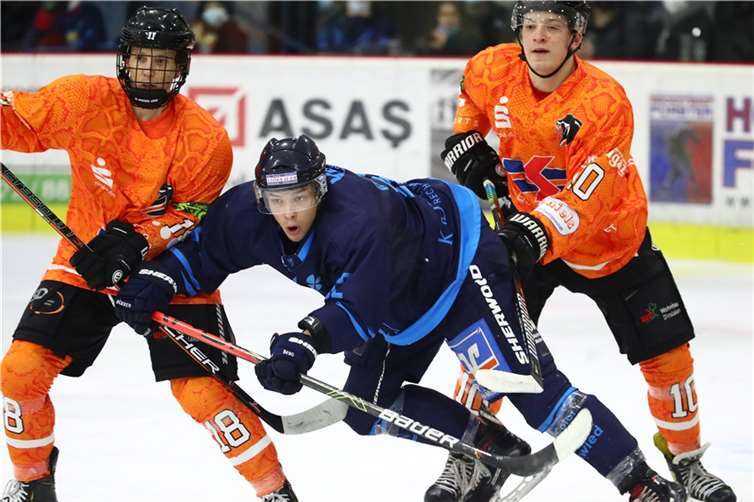 Nicht ins Straucheln kommen: Björn Asbach und die Bären sind heiß aus Dinslaken. Quelle: EHC „Die Bären“ 2016