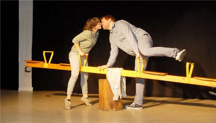 Nicht mehr als eine sich drehende Wippe benötigenNaemi Simon und Christian Mark, um die Kulissefür ein ganzes Leben darzustellen.