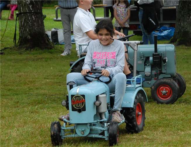 Nicht mehr zu bremsen war die Begeisterung der Kinder beim Fahren mit den Mini-Traktoren.