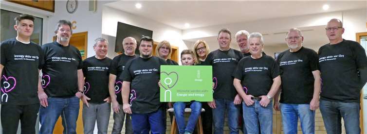 Nicht nur Arbeitskraft, sondern auch Geld brachte Jürgen Krämer (rechts) für die Sanierungsarbeiten im Schützenverein Keldung ein – hier mit fleißigen Helfern um den Vorsitzendem Jürgen Becker (vierter von rechts) und Ortsvorsteher Hans Röser (zweiter von links). innogy