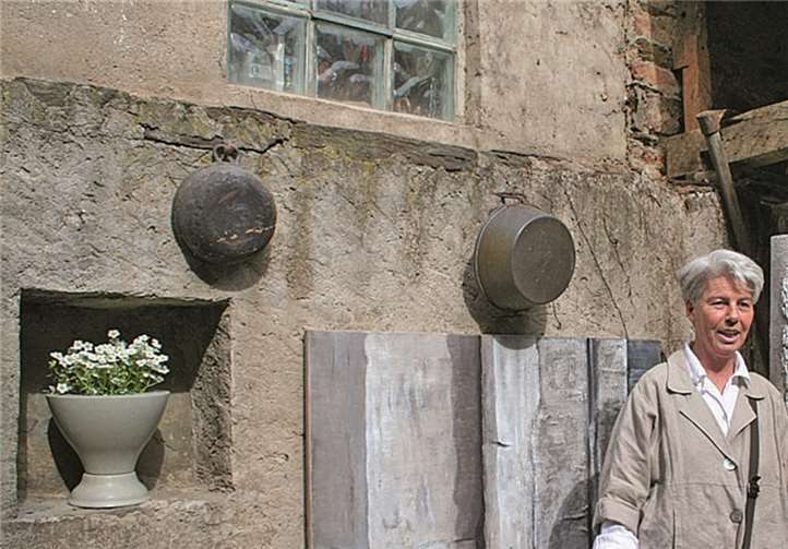 Nicht nur Birgit Braun-Buchwaldt und Gottfried Becker fanden die Kunst im Gehöft stimmungsvoll. HG