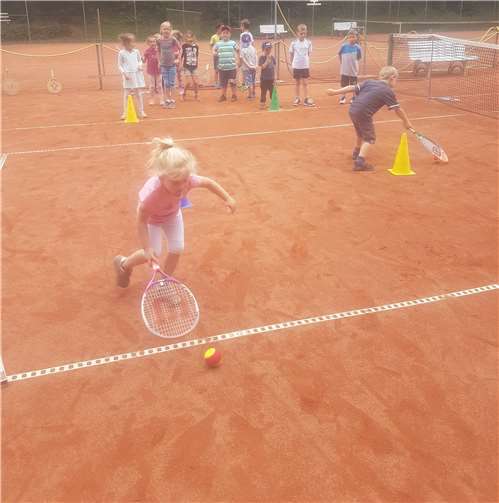 Nicht nur Kinder, sondern auch Erwachsene sind eingeladen zum freien Tennistraining in Altenahr.Foto: privat