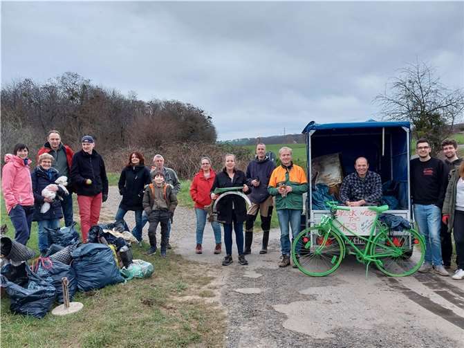 Nicht nur Partei-Grüne hatten sich eingefunden, auch einige Bürger*innen waren gekommen, um zu helfen.  Foto: privat