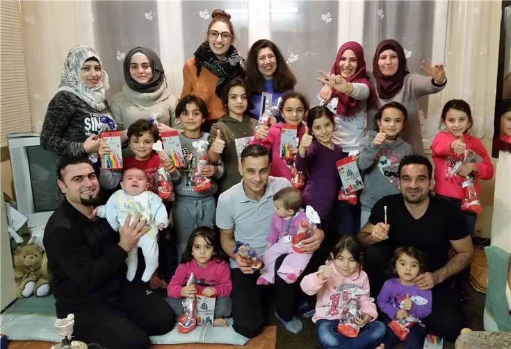 Nicht nur Süßes auch Schreib- und Malutensilien erfreute die Flüchtlinge. Privat