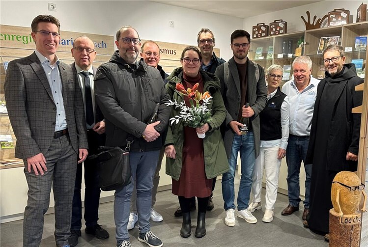 Nicht nur Tagungsgäste, sondern auch Jubiläumsgäste: Ein internationales Quartett aus Luxemburg, Belgien und Deutschland knackte die 600.000er Besuchermarke in der TI Maria Laach.Foto: Stefan Pauly/VG-Verwaltung Mendig