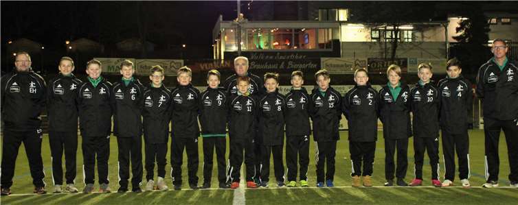 Nicht nur Trainingsanzüge gehören zur neuen Ausstattung der D1. Regenjacken komplettieren die Ausrüstung. Foto: JSG Mendig