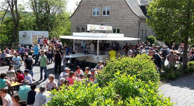 Nicht nur Wanderer treffen sich am Vatertag gerne in Volkesfeld. Ab dem frühen Nachmittag füllt sich der Platz vor dem Gemeindehaus zusehends und viele Gäste erfreuen sich an dem reichhaltigen Speisen- und Getränkeangebot. privat