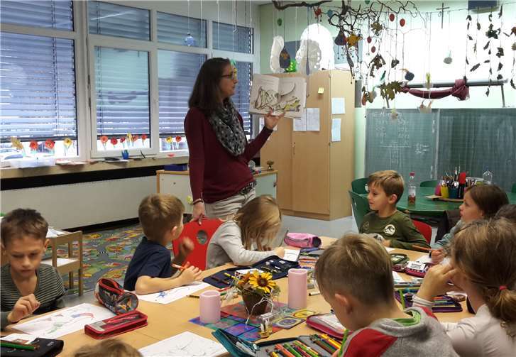 Nicht nur Zuhören war bei den Kindern gefrag, sie durften bei einigen Büchern auch zu Papier und Buntstiften greifen.  privat