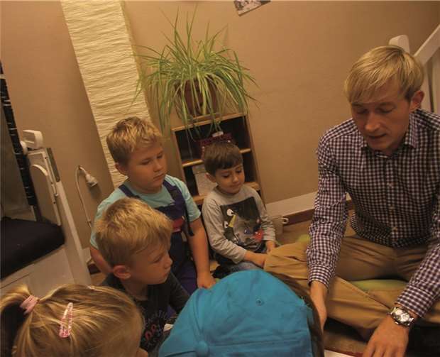 Nicht nur am bundesweiten Vorlesetag, sondern über das ganze Jahr verteilt, besucht Marc Ruland immer wieder Grundschulen und Kitas anlässlich der Leseförderung der Jüngsten in Rheinland-Pfalz.privat