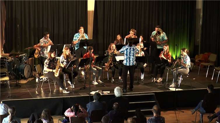 Nicht nur am satten durchdringenden Sound der Bläser und dem groovigen Beat der Rhythmusgruppe zeigte sich die Spielfreude der Band, auch optisch hatte man sich für schrille bunte Hawaiihemden entschieden.  Foto: Erich-Klausener-Gymnasium