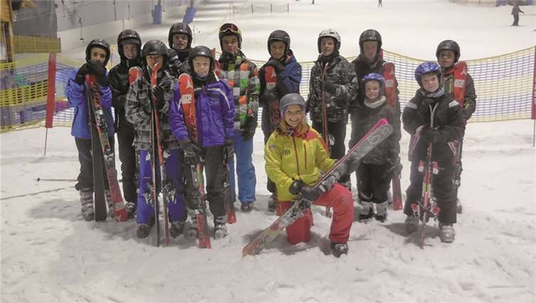 Nicht nur auf dem Platz ein starkes Team: Die C-Jugend der JSG Rheinhöhen Vallendar erhält in der Jever Skihalle Unterricht von Skiprofi Nadine. privat