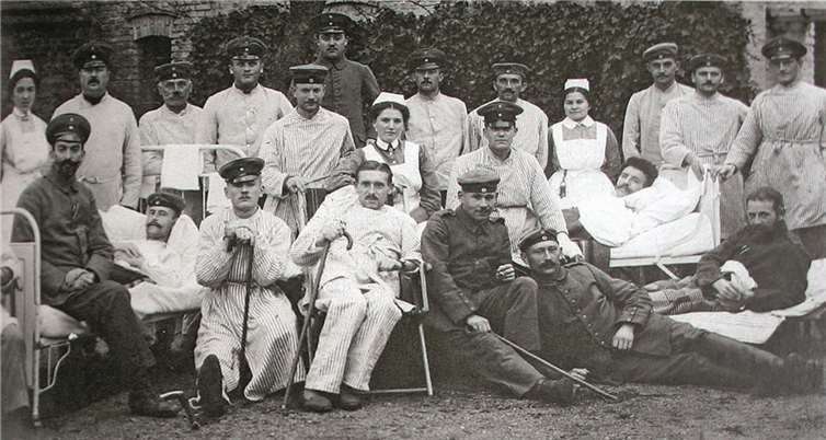 Nicht nur auf dem Schlachtfeld wird gestorben, sondern auch in den vielen über das Land verteilten Lazaretten. Das Foto zeigt die Station VII des Reservelazaretts Mönchengladbach im Jahr 1915. Privatarchiv/Repro HG