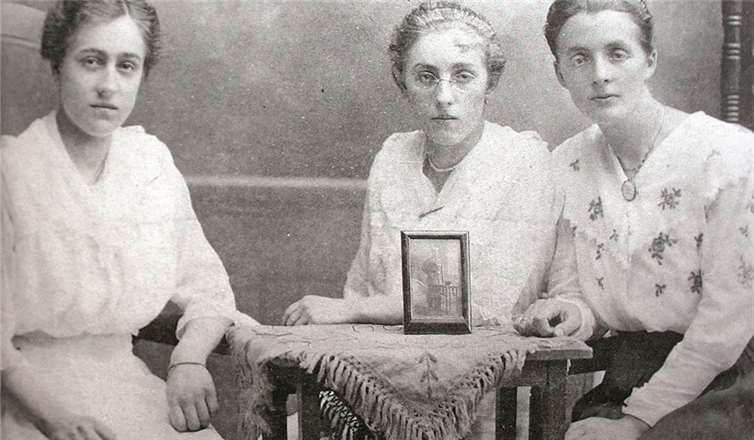 Nicht nur auf dem Schlachtfeld wird gestorben, sondern auch in den vielen über das Land verteilten Lazaretten. Das Foto zeigt die Station VII des Reservelazaretts Mönchengladbach im Jahr 1915. Privatarchiv/Repro HG