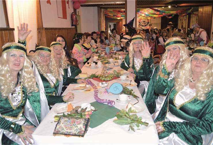 Nicht nur auf der Bühne, sondern auch im Saal gab es die fantasievollsten Aufmachungen zu bestaunen.
