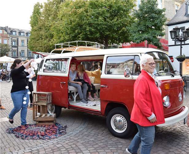 Nicht nur bei den Influencerinnen ein beliebtes Fotomotiv: Der Oldtimer VW-Bulli auf dem Marktplatz.