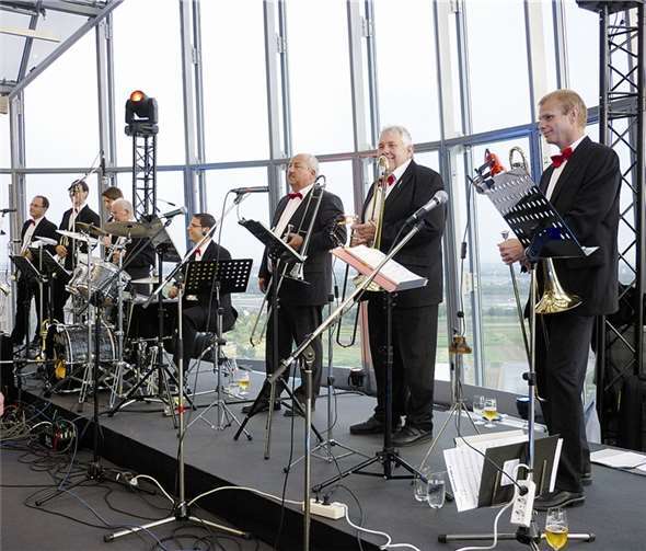 Nicht nur bei den Proben, sondern auch bei vielen Auftritten (wie hier im 19. Stock des Medien-Tower Düsseldorf) sind die Musiker mit Spaß bei der Sache.  Privat