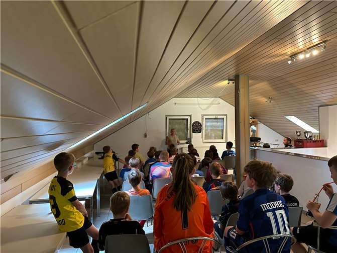 Nicht nur bei den Profis in der Bundesliga; auch bei den D-Junioren der JSG Ruitsch-Kerben/Rüber gab es in der Sommerpause eine Regelschulung.