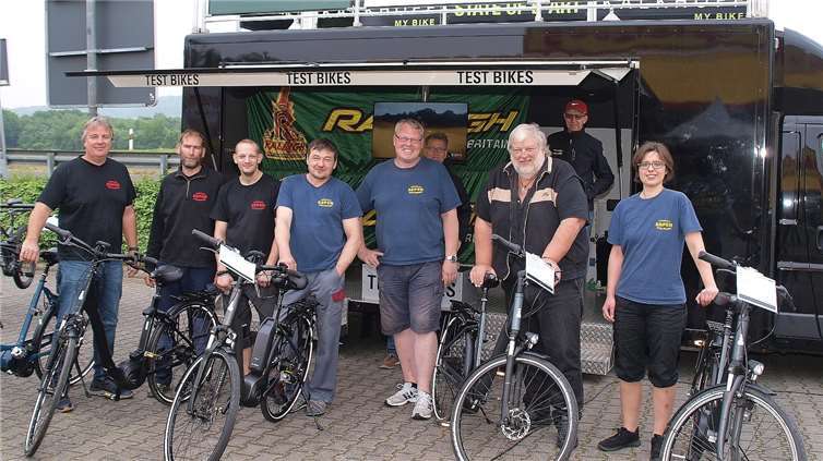 Nicht nur beim E-Bike Testival stand das Team der Firma Esper und die beiden Techniker der Firma Raleigh/Kalkhoff den interessierten Radlern stets mit Rat und Tat zur Seite. -US-