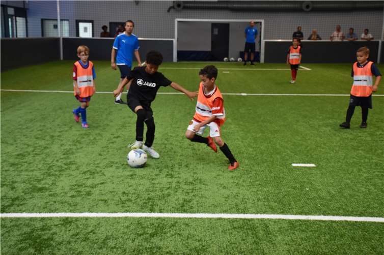 Kinder lernen in toller Fußballschule Nicht nur beim Fußballspiel, sondern auch beim Training ist Action angesagt.