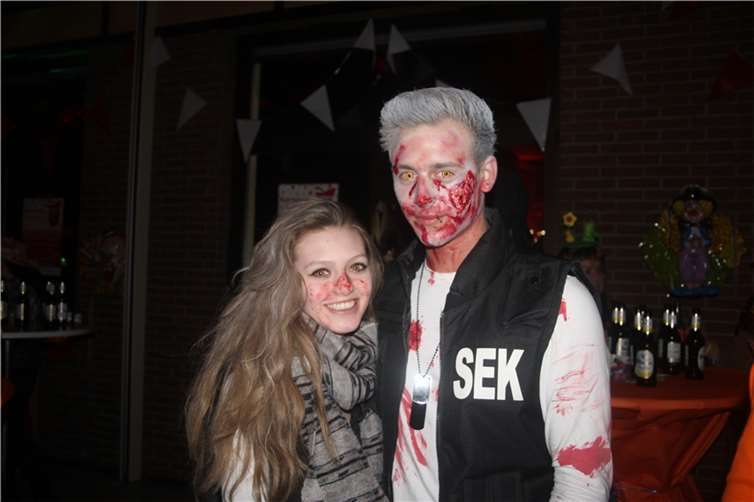 Nicht nur bunte fröhliche, sondern auch schaurig schöne Kostüme konnten dort gesichtet werden.