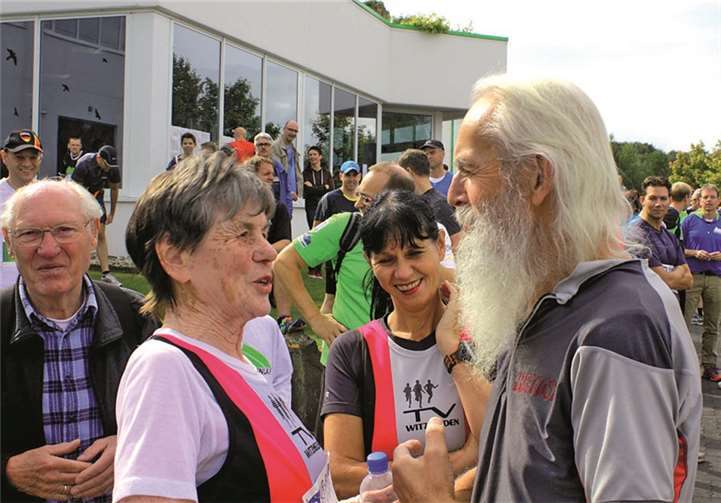 Nicht nur dabei sein, auch ankommen war für die Senioren, die 81-jährige Ex-Weltmeisterin Ursula Schmitz und den 75-jährigen Heinz Grove wichtig.