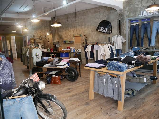 Nicht nur das Angebot überzeugt, auch das Ladenlok beeindruckt im modernen Industrial Style.  Foto: KLE