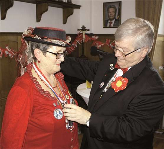 Nicht nur das Hütchen der „Herzblättchen“, auch der Orden muss beim Finchen richtig sitzen, fand Gerhard Hausen.