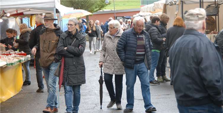Nicht nur das Kaufen, auch das Flanieren und Bekanntetreffen sind Gründe, den Urbacher Jahrmarkt zu besuchen.