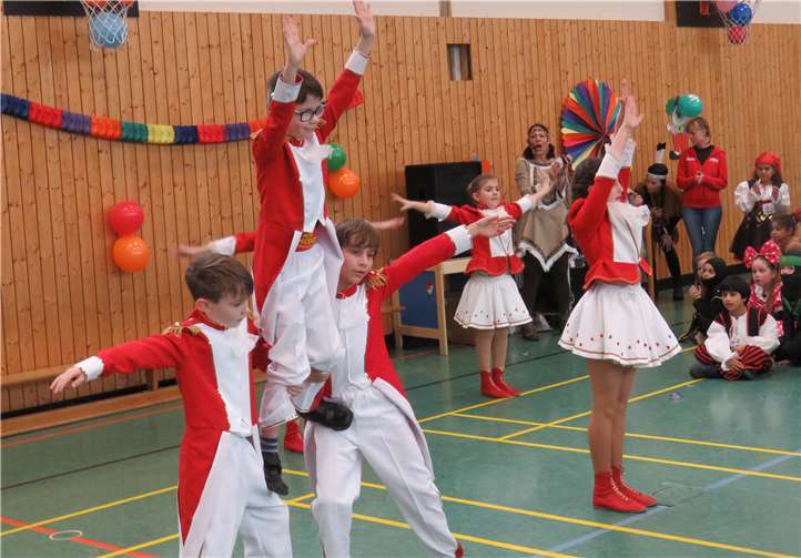 Nicht nur das Tanzpaar der Prinzengarde glänzten mit einem tollen Tanz, Auch die Lindenschüler und –schülerinnen hatten fleißig Tänze einstudiert.