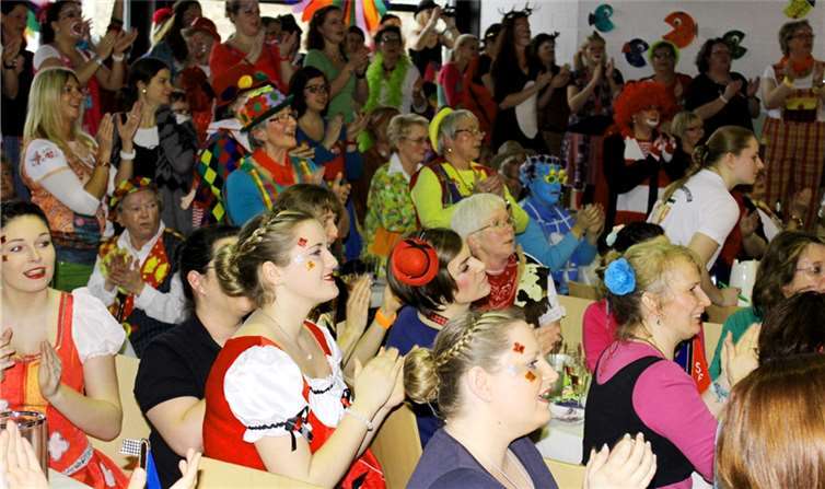 Nicht nur das „Zwergen“-Männerballett trieb die jecken Wiever auf die Stühle.DL