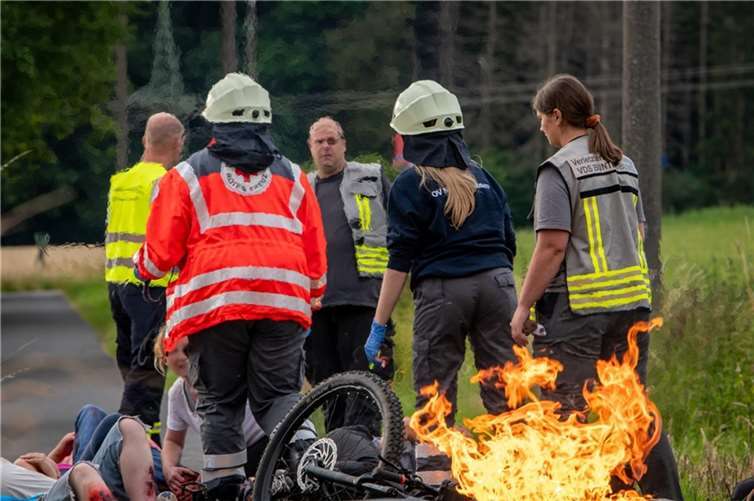 Nicht nur, dass es viele Verletzte gab, auch das Motorrad geriet in Brand und musste schnell mit Feuerlöschern aus dem Rettungswagen bekämpft werden. Quellen: DRK OV Nentershausen e.V.