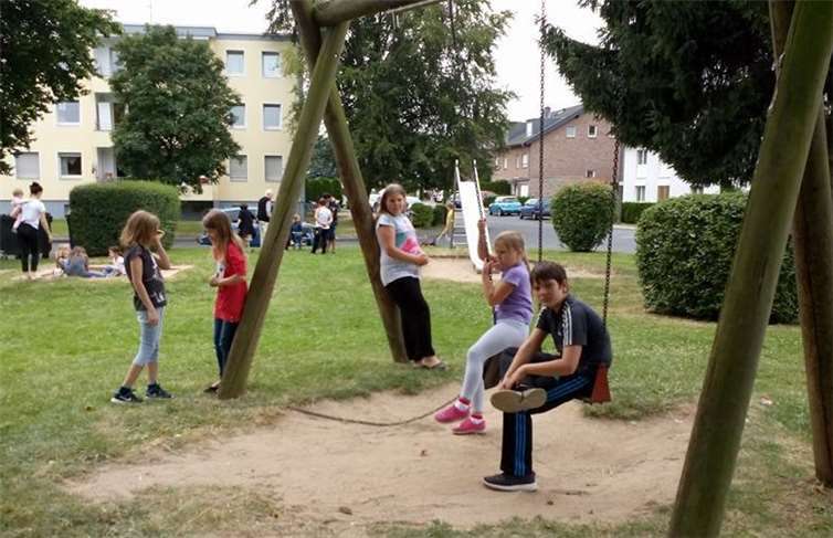 Nicht nur den Kindern würde der Spielplatz mit seinem alten Baumbestand als Treffpunkt fehlen. privat