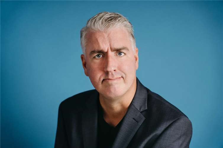 Nicht nur der Kabarettist und Musiker Ramon Chormann findet, dass im Moment „Alles dorschennanner“ ist.  Foto: Alex Jung