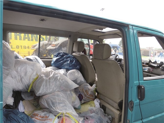 Nicht nur der große LKW sondern auch der Kleintransporter wurde voll mit Kleidersäcken. privat
