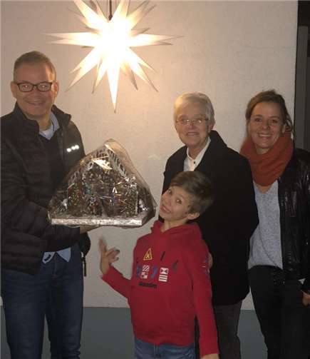 Nicht nur der junge Gewinner, sondern die ganze Familie freute sich mit Inge Schmidt (2. v. re.) von Mach Mit im Kannenbäckerland e. V. über den schönen Gewinn.