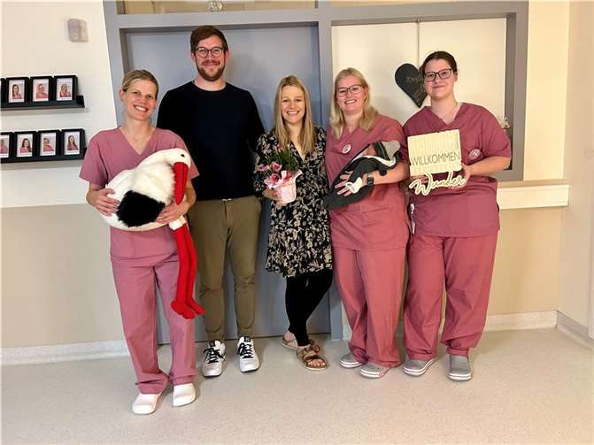 Nicht nur die Eltern, Laura und Tobias, freuen sich über ihren Neugeborenen, auch das gesamte Team der Geburtshilfe feiert den Zuwachs.  Foto: privat