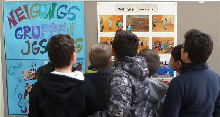Nicht nur die Eltern, auch die Viertklässler selbst informieren sich über das Schulkonzept, Rahmenbedingungen und, wie hier, über die verschiedenen Neigungsgruppen am GiK.