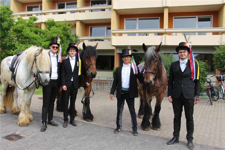 Nicht nur die Heddesdorfer Pfingstreiter haben eine lange Tradition, sondern auch ihre Besuche im Marienhaus Seniorenzentrum Josef-Ecker-Stift Neuwied.Fotos: Leoni Reis