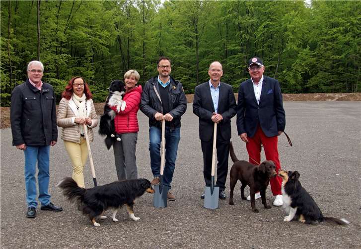 Nicht nur die Initiatoren sind voller Vorfreude beim Spatenstich dabei – auch die Vierbeinerschauen sich schon mal um. Die „Zweibeiner“ (v.l.) Michael Thiesen, Barbara Weiler, Petra Loche,Oliver Blatt, Thilo Becker und Udo Weiler freuen sich auf Hundesport im Westerwald. Fotos: MIH