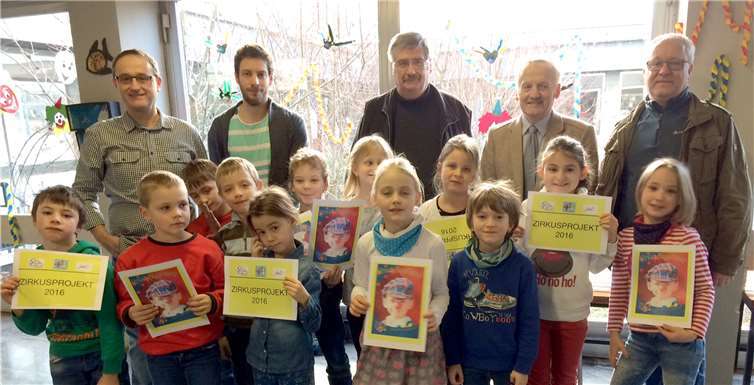 Nicht nur die Kinder freuen sich auf die Projektwoche: (V.l.) Udo Lohner, Vorsitzender des Fördervereins, Stefan Buhr vom Lehrerkollegium, Ortsbürgermeister Gottfried Busch, die Beigeordneten Ottmar Luxem und Detlev Leersch von der VG Pellenz. privat