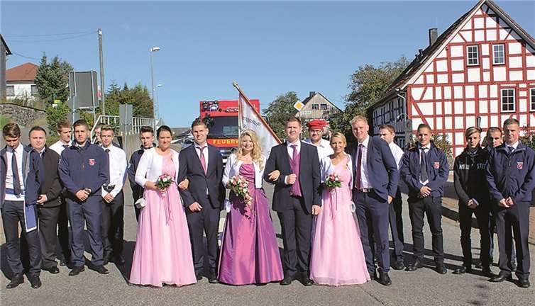 Nicht nur die Majestäten mit ihren Ehrenpaaren, auch zahlreiche Vettelschoßer ließen sich das Fähndelschwenken nicht entgehen. DL