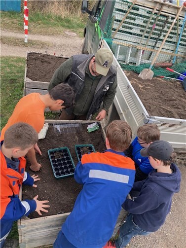 Nicht nur die Müllsammlung stand im Fokus: Auch in diesem Jahr wurde wieder gepflanzt. Foto: privat