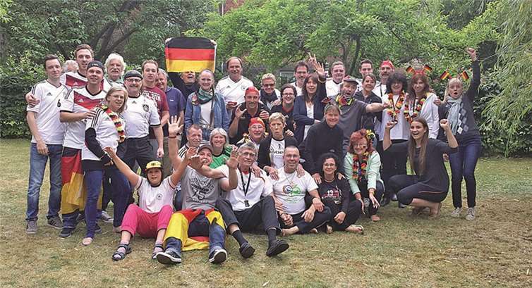 Nicht nur die Nationalmannschaft konnte ein tolles Ergebnis erzielen: 888,88 Euro sammelten die „Gartenfußballgucker“ für die Palliativeinheit des St. Nikolaus-Stiftshospitals. Die „Gartenfußballgucker“ sind eine bunte Truppe, die auch nicht vergaß, sich bei den Nachbarn für ihr Verständnis zu bedanken. privat