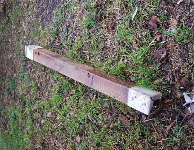 Nicht nur die Schilder werden geklaut, die Pfosten werden gewaltsam heraus gerissen und liegen gelassen.