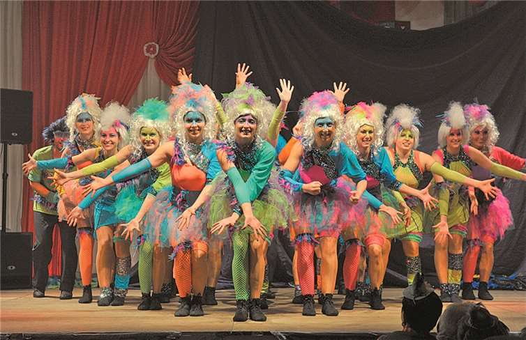 Nicht nur die Tanzeinlagen, sondern auch die illustren Kostüme wissen zu überzeugen. privat