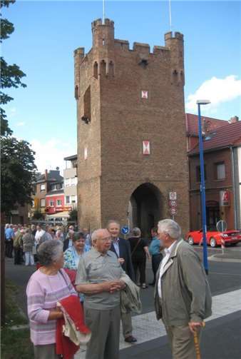 Nicht nur die wieder aufgebaute Stadtmauer mit den vier Toren beeindruckte die Ehemaligen auf ihrer Fahrt nach Zülpich. privat