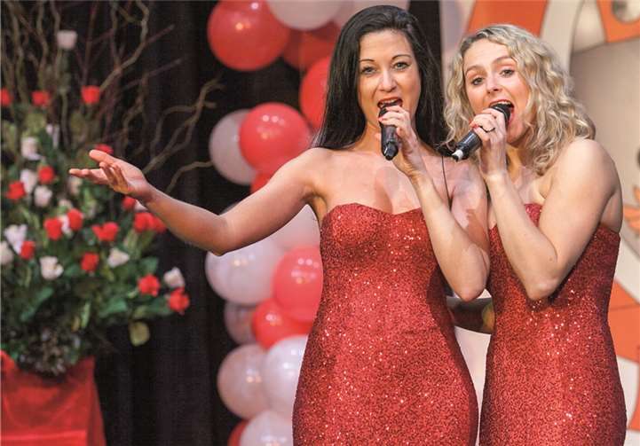 Nicht nur ein Augenschmaus war das Kölner Gesangsduo „Domhätzjer“ mit Nadine Fiegen und Chantal Kursch bei der Prunksitzung der Villiper Karnevalisten.