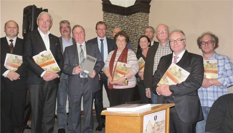 Nicht nur für den Autor und Heimatforscher Willi Bömerich (4.v.li.) war die Präsentation seines Werkes ein denkwürdiges Ereignis. -FRE-