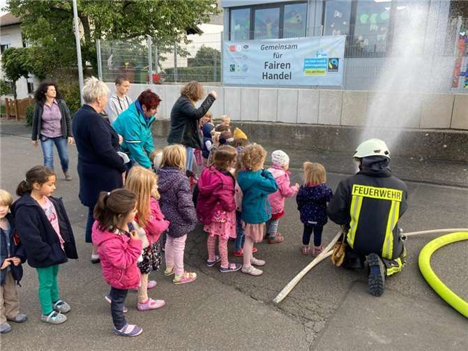 Nicht nur für die Kinder und Erzieherinnen, sondern auch für die Kameraden der Dattenberger Wehr war es eine gute Übung.  Foto: Ortsgemeinde Dattenberg