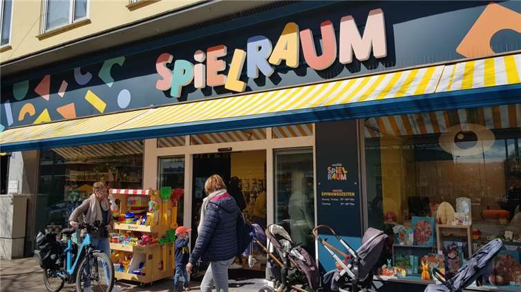 Nicht nur im Innern, sondern auch im Außenbereich präsentiert sich das Spielwarengeschäft Reuffel Spielraum farbenfroh und modern. Fotos:KH